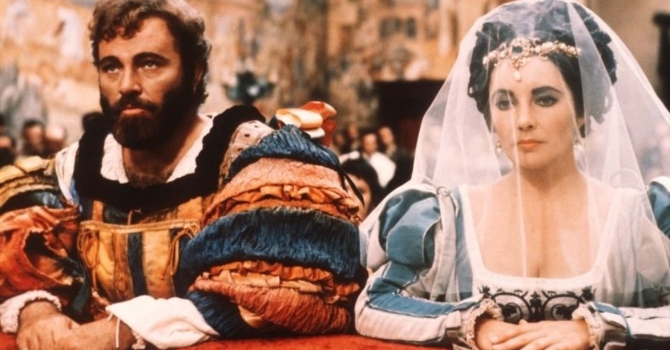 Elizabeth Taylor era casada com Eddie Fisher quando filmou "Cleópatra", mas nos bastidores do longa, a atriz se envolveu com seu parceiro de cena, o ator Richard Burton, com quem se casou nove dias após se divorciar de Fisher
