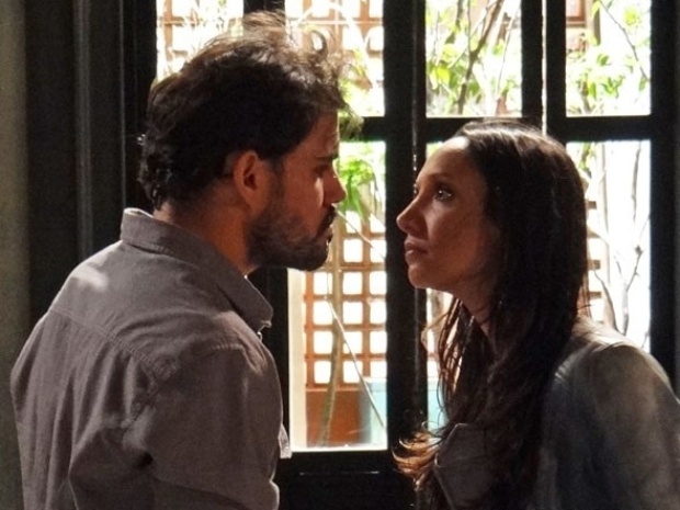 Em "Amor à Vida", Alejandra ameaça matar Paulinha e Ninho fica furioso