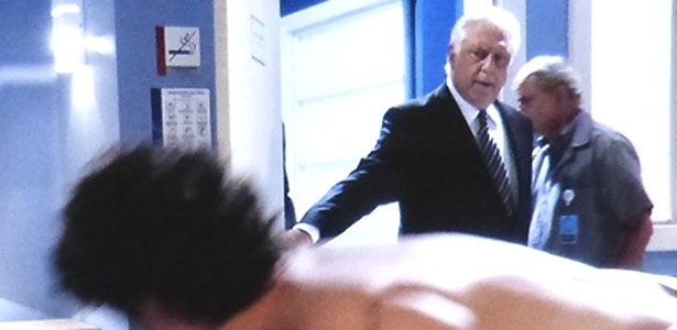 Em "Amor à Vida", César flagra Patrícia e Michel se agarrando no hospital