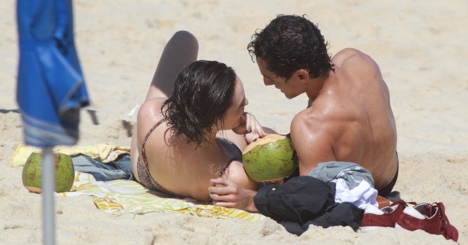 Em "Sangue Bom", Giane beija Caio durante ensaio na praia