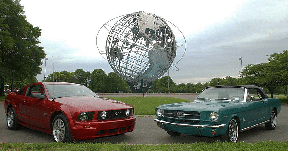 Ford Mustang 2013 e 1964 - Divulgação