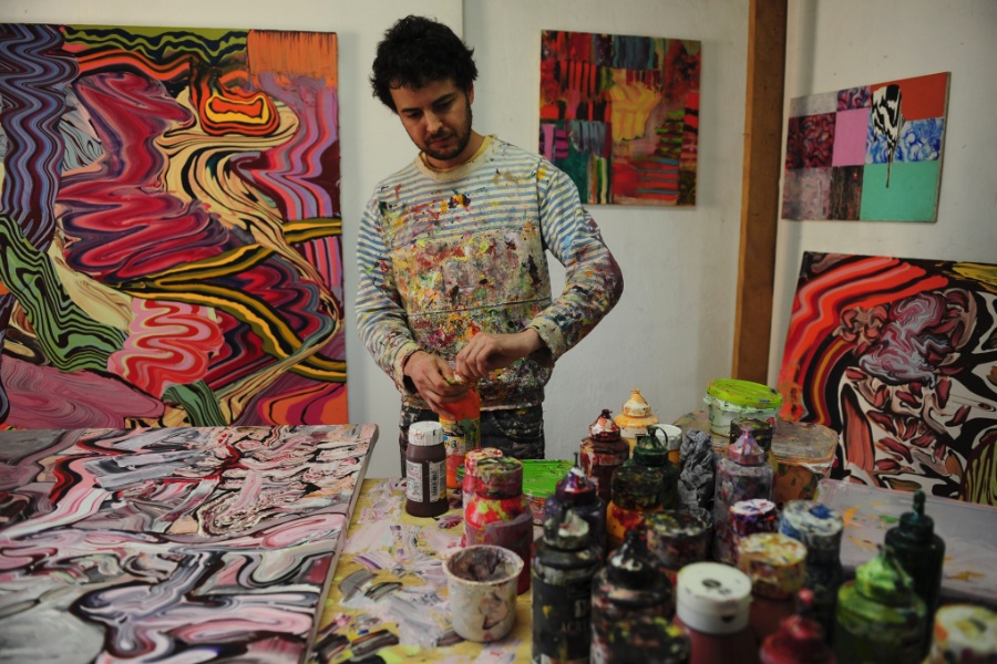 16.ago.2013 - O UOL visita o ateliê do artista paulista Henrique Oliveira em São Paulo. Henrique está se preparando para expor em Frankfurt dentro de uma mostra dedicada a instalações brasileiras