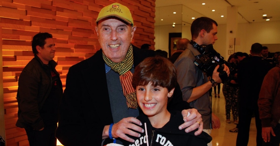 19.ago.2013 - O diretor Hector Babenco com o neto na pré-estreia de "Se Puder... Dirija" em shopping de São Paulo