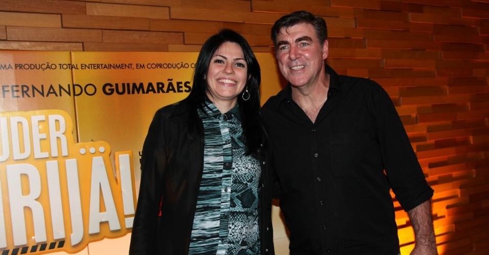 19.ago.2013 - O ex-goleiro Zetti com a mulher na pré-estreia de "Se Puder... Dirija" em shopping de São Paulo