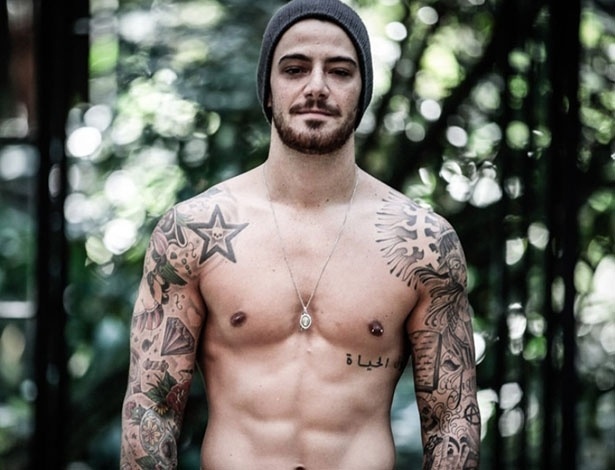 20.ago.2013 - Felipe Titto, o mordomo Wagner de "Amor à Vida", exibe tatuagens em ensaio para o site da trama