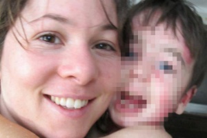 Clara Colker (filha de Deborah Colker) e o filho Theo, que possui epidermólise bolhosa, que causa manchas na pele - Reprodução/Facebook
