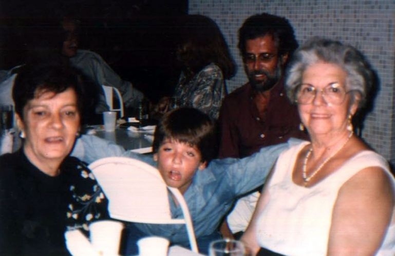 Bruno Gagliasso com a família em uma festinha de aniversário (1988)