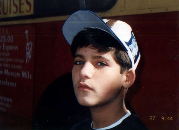 Bruno Gagliasso de brinquinho na orelha esquerda, em uma viagem aos Estados Unidos (1995)