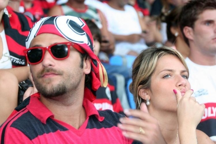 Bruno Gagliasso leva a mulher, Giovanna Ewbank, para assistir ao jogo Flamengo x Botafogo, no Maracanã, no Rio de Janeiro (18/4/10) 