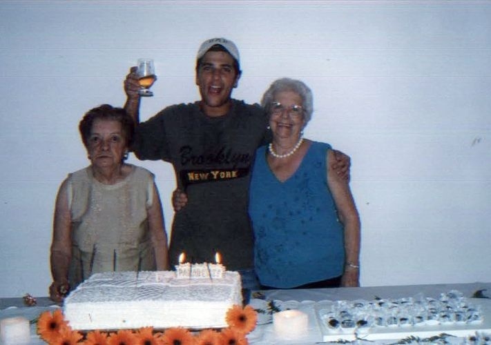 Bruno Gagliasso no aniversário de 80 anos da avó materna, Marina (à esquerda). À direita, a avó paterna do ator, Niloca (2005) 