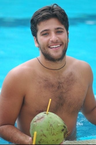 Bruno Gagliasso se refresca com uma água de coco na piscina de resort na Bahia (27/11/05)