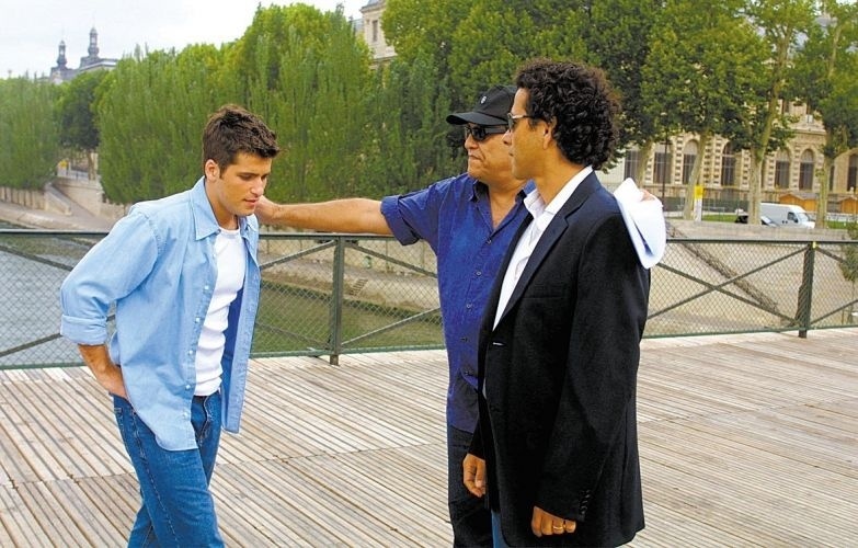 Bruno Gagliasso viaja para Paris com o diretor Dênis Carvalho (centro) e Marcos Palmeira (dir.) para gravar cenas como Inácio, de "Celebridade" (2003)