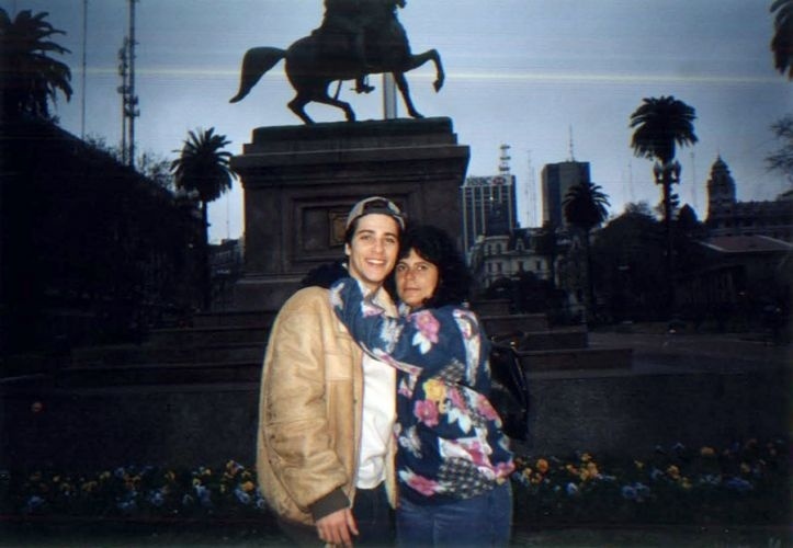 Bruno posa com a mãe, Lúcia Gagliasso, na Argentina (1997) 
