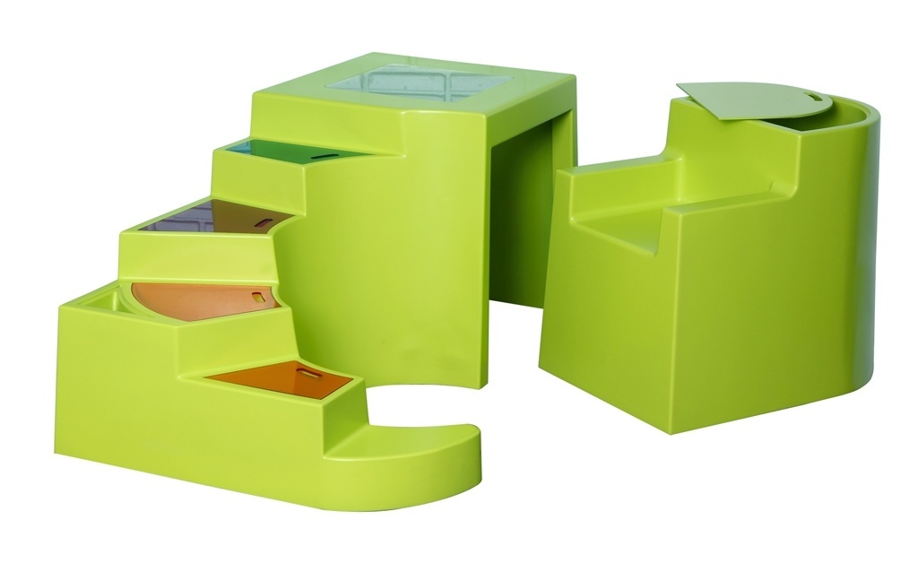 A escrivaninha para crianças Estudino possui nichos com tampas coloridas, onde podem ser armazenados brinquedos e materiais escolares. A estrutura ainda conta com uma escadinha, que serve como brinquedo. O conjunto (mesa + cadeira)  é um projeto dos estudantes Cleide Luciane Morgerot, Francielly Dossin e Lucas Prisco Puga, do Instituto Federal de Santa Catarina. O móvel, que concorreu ao Salão Design (2013), foi orientado pelo professor Aldrwin Hamad e Rodrigo Gonçalves - Divulgação