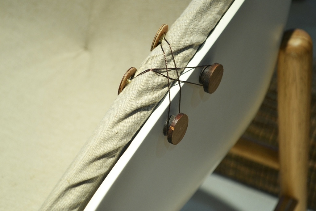 A poltrona Infinito, dos designers Mariana Betting Ferrarezi e Roberto Hercowitz (Em2 Design -www.em2design.com.br), possui estrutura de madeira e almofada presa à "concha" - que forma o assento, o encosto e os braços - por linhas e botões (foto). A peça concorreu ao Salão Design 2013 e foi exposta na Casa Brasil, feira de design e decoração de alto padrão em Bento Gonçalves (RS) - Daiana Dalfito/ UOL