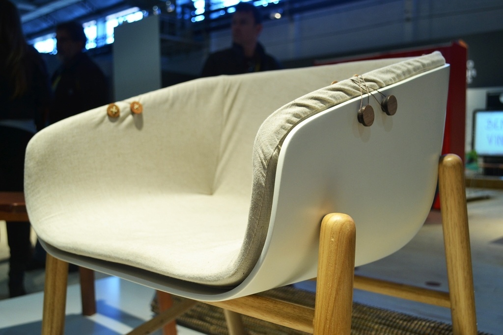 A poltrona Infinito, dos designers Mariana Betting Ferrarezi e Roberto Hercowitz (Em2 Design -www.em2design.com.br), possui estrutura de madeira e almofada presa à "concha" - que forma o assento, o encosto e os braços - por linhas e botões. A peça concorreu ao Salão Design 2013 e foi exposta na Casa Brasil, feira de design e decoração de alto padrão em Bento Gonçalves (RS) - Daiana Dalfito/ UOL