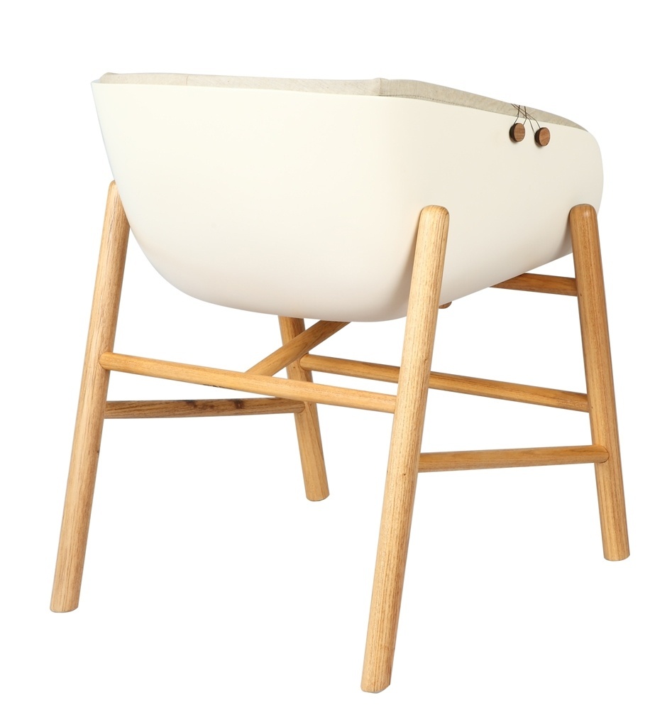 A poltrona Infinito, dos designers Mariana Betting Ferrarezi e Roberto Hercowitz (Em2 Design -www.em2design.com.br), possui estrutura de madeira e almofada presa à "concha" - que forma o assento, o encosto e os braços - por linhas e botões. A peça concorreu ao Salão Design 2013 e foi exposta na Casa Brasil, feira de design e decoração de alto padrão em Bento Gonçalves (RS) - Divulgação