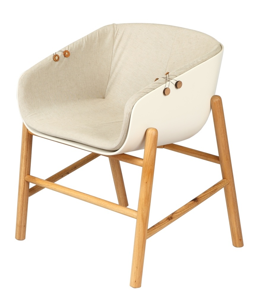 A poltrona Infinito, dos designers Mariana Betting Ferrarezi e Roberto Hercowitz (Em2 Design -www.em2design.com.br), possui estrutura de madeira e almofada presa à "concha" - que forma o assento, o encosto e os braços - por linhas e botões. A peça concorreu ao Salão Design 2013 e foi exposta na Casa Brasil, feira de design e decoração de alto padrão em Bento Gonçalves (RS) - Divulgação