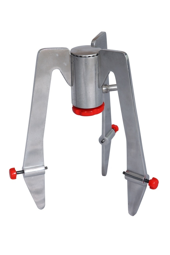 Desenhado pelo estudante cubano de design Arnaldo Lópes Días, do Instituto Superior di Diseño (ISDI), o fogareiro Arthron é feito de metal e possui apenas um bico de gás. O utensílio recebeu menção honrosa na modalidade Estudante e na categoria Acessórios Domésticos da edição 2013 do prêmio Salão Design. A orientação para o projeto foi do professor Eduardo García Piza - Divulgação