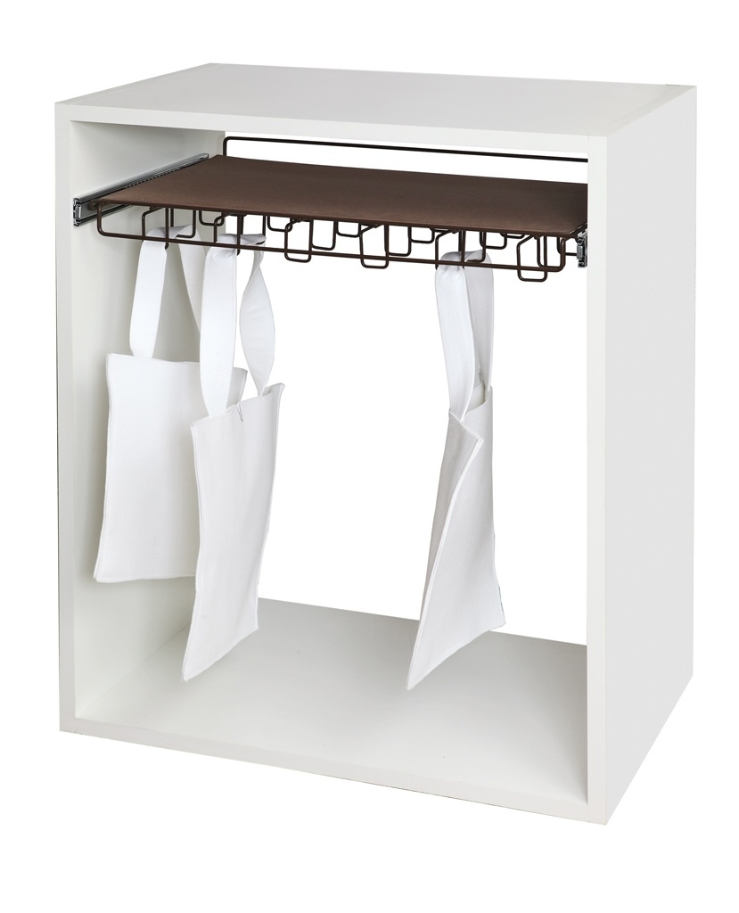 A prateleira porta-bolsas foi desenhada pelas designers Juliana Desconsi e Fernanda Gava - Intervento Design (www.interventodesign.com.br) - e promete uma organização racional de bolsas, estojos e sacolas. O utensílio possui corrediças que facilitam o manuseio dos itens armazenados e acabamento com aplicação de tecido - Divulgação