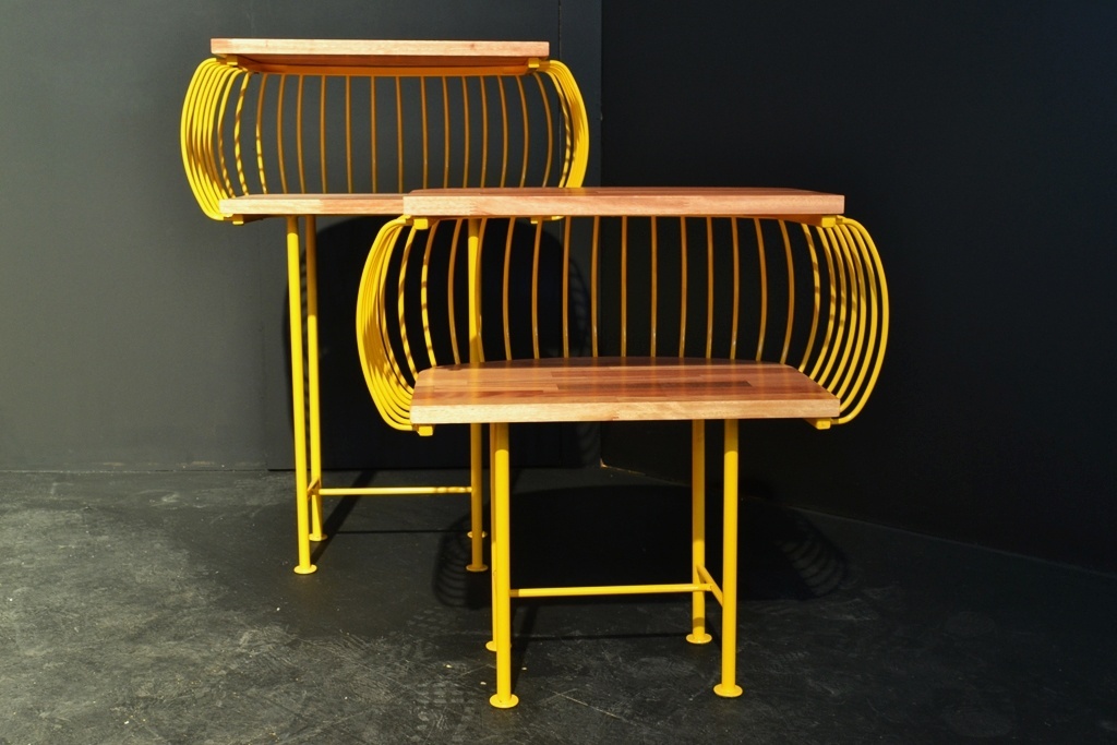Dentro do projeto Estúdios, da Casa Brasil 2013 - feira de design e decoração de alto padrão em Bento Gonçalves (RS) -, o escritório uruguaio Menini Nicola (menini-nicola.com) apresenta as mesas Birdcage, em parceria com a brasileira Punto Mobile. As peças inspiradas nas gaiolas de passarinho têm base de metal com características simples e facilmente adaptáveis à produção industrial. A madeira usada na confecção dos móveis é o eucalipto - Daiana Dalfito/ UOL