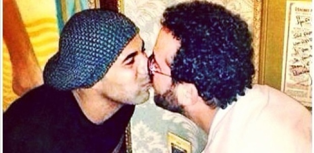 Sheik dá beijo no amigo Isaac Azar, criador do restaurante Paris 6 - Divulgação/Instagram