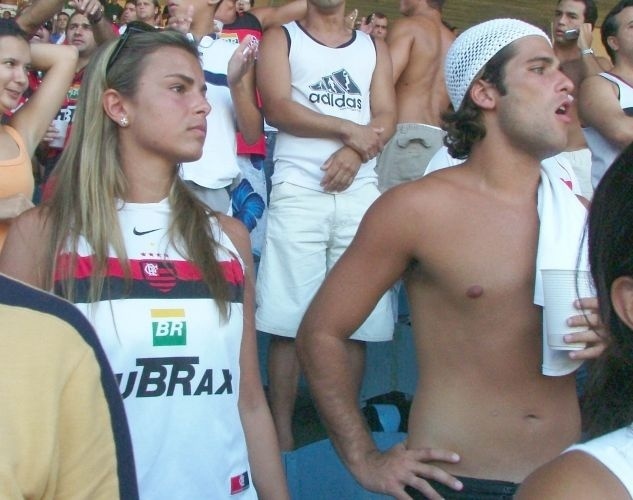 Flamenguista roxo, Gagliasso leva a então namorada Viviane Sarahyba para assistir a um jogo no Maracanã, no Rio de Janeiro (3/4/05)