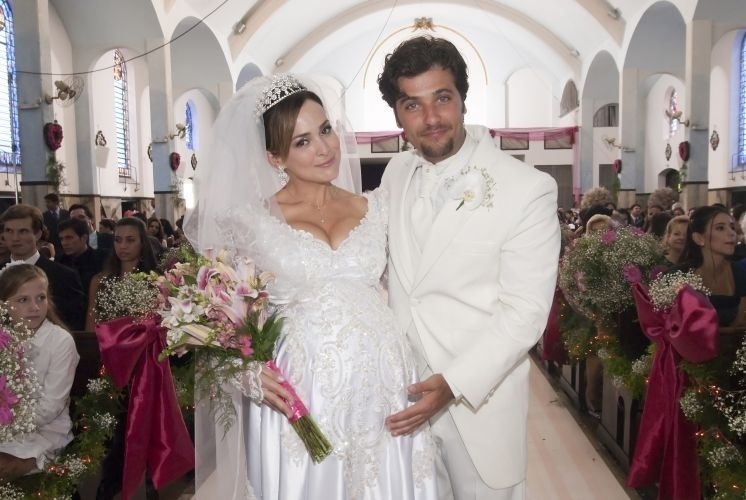 Gabriela Duarte e Bruno Gagliasso na cerimônia de casamento dos personagens Jéssica e Berilo em "Passione" (2010) 