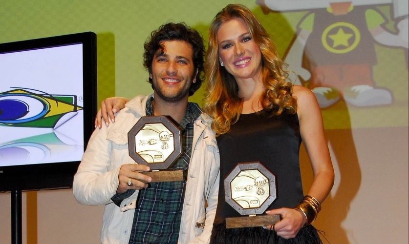 O ator Bruno Gagliasso e a apresentadora Fiorella Mattheis foram homenageados no 8º Prêmio Jovem Brasileiro no Memorial da América Latina, em São Paulo (15/9/2009)