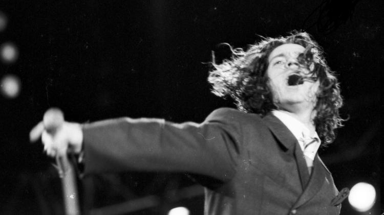 Michael Hutchence, vocalista do INXS, durante show da banda em 19 de janeiro de 1991, no Rock In Rio - Luciana Whitaker/Folhapress - Luciana Whitaker/Folhapress