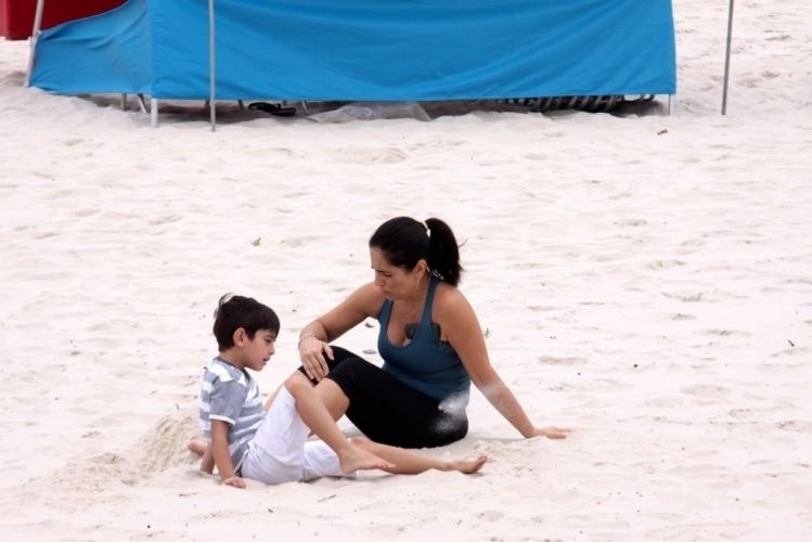 15.out.2010 - A atriz Glória Pires e o filho Bento brincam nas areias da praia do Pepê, na zona oeste do Rio