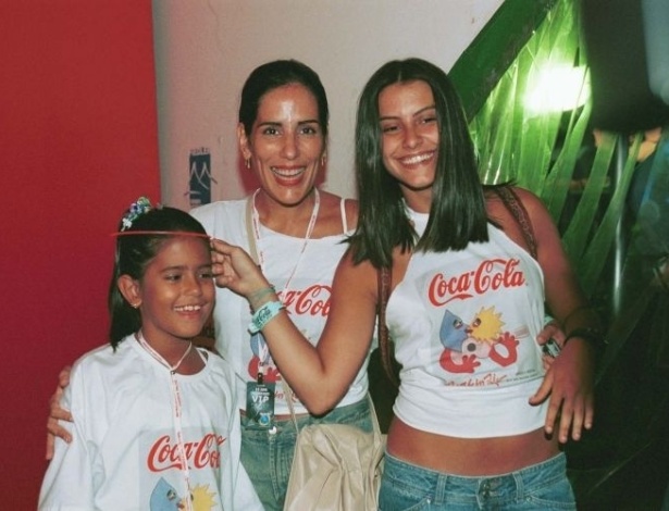 18.jan.2001 - A atriz Glória Pires com as filhas Antônia e Cléo no camarote de uma bebida no "Rock In Rio", no Rio de Janeiro