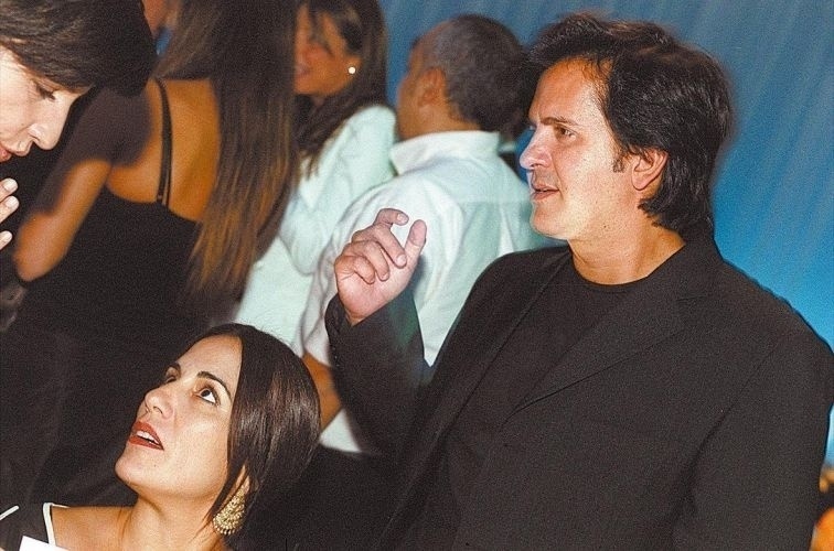 18.mar.2004 - A atriz Glória Pires e o marido, o músico Orlando Morais, no show de Gilberto Gil e Caetano Veloso na Bienal, em São Paulo