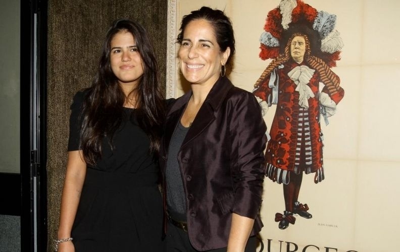 19.out.2010 - A atriz Glória Pires e a filha Antônia vão à estreia da peça "O Pintor" no teatro Leblon, zona sul do Rio