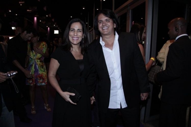 1.set.2010 - A atriz Glória Pires e o marido, o músico Orlando Morais, vão ao prêmio "Tudo de Bom", do jornal "O Dia", no Rio de Janeiro