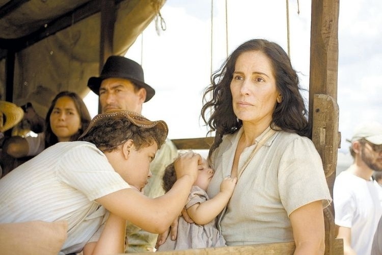 2009 - A atriz Glória Pires interpreta dona Lindu, mãe de Luiz Inácio Lula da Silva em cena do filme "Lula, o Filho do Brasil", de Fábio Barreto
