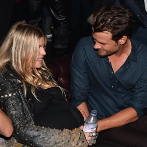 A cantora Fergie recebe um afago na barriga do marido, o ator Josh Duhamel