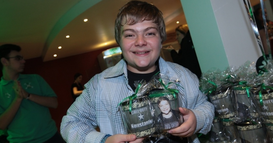 20.ago.2013 - Konstantino Atanassopolus, o Adriano de "Carrossel" comemora o aniversário de 14 anos em um buffet de São Paulo. A lembrancinha da festa era uma caneca personalizada com sua foto