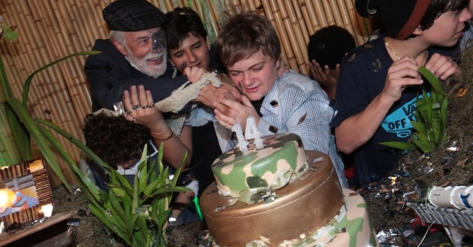 20.ago.2013 - Konstantino Atanassopolus, o Adriano de "Carrossel" comemora o aniversário de 14 anos em um buffet de São Paulo. Ele cantou parabéns com os colegas da novela infantil