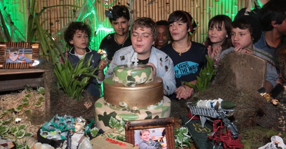 20.ago.2013 - Konstantino Atanassopolus, o Adriano de "Carrossel" comemora o aniversário de 14 anos em um buffet de São Paulo. Ele cantou parabéns com os colegas da novela infantil