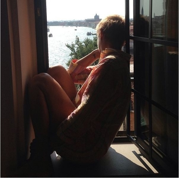 21.ago.2013 - Junno Andrade posta foto da namorada Xuxa, admiriando paisagem de Veneza, durante viagem. "My love", escreveu o ator