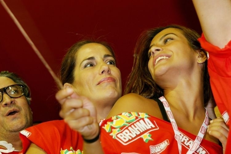 28.fev.2006 - As atrizes Glória e Cléo Pires, que são mãe e filha, no camarote de uma marca de cerveja na Marquês de Sapucaí, no Rio