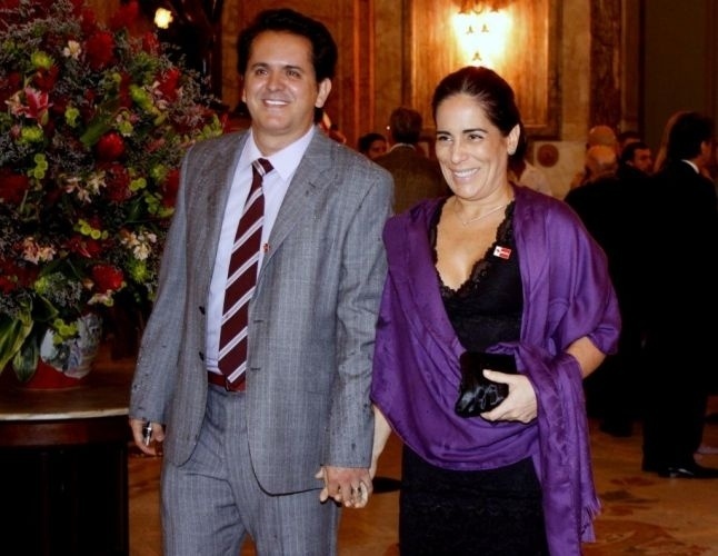 2.dez.2010 - A atriz Glória Pires e o marido, o músico Orlando Morais, vão à cerimônia de condecoração da Ordem do Mérito Cultural 2010, no Theatro Municipal, no centro do Rio