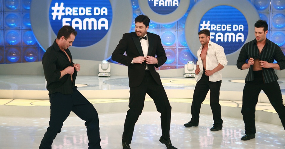 agosto.2013 - Danilo Gentili dança sem camisa no palco do "Programa Eliana"