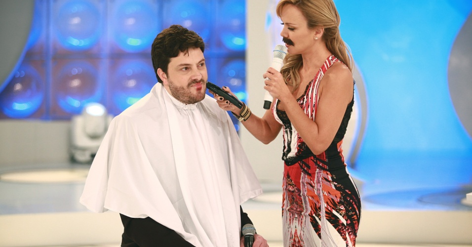 agosto.2013 - Eliana se vinga de ovada e corta o cabelo de Danilo Gentili no "Programa Eliana"