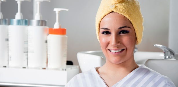 Muitas vezes, o olhar especializado de um profissional é preciso para escolher um tratamento ideal para os cabelos danificados - Thinkstock