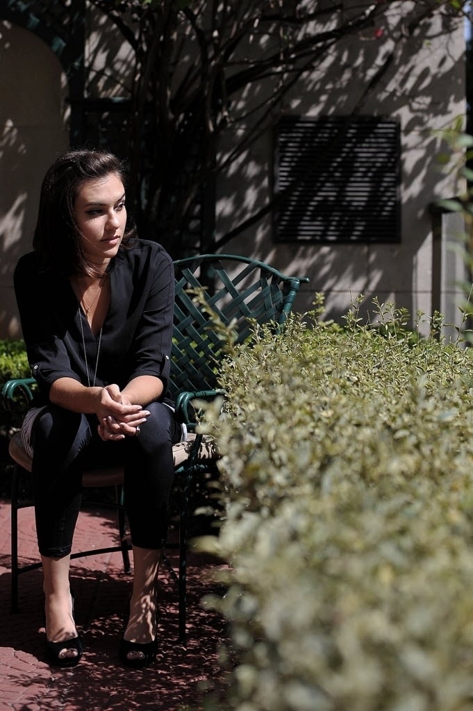 A ex-atriz pornô Sasha Grey na varanda do seu quarto de hotel, no bairro da Bela Vista, em São Paulo. - Reinaldo Canato/UOL