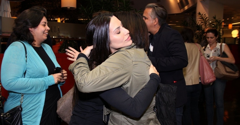 21.ago.2013 - Cleo Pires recebe um abraço da mãe, Glória Pires, antes da exibição do filme 