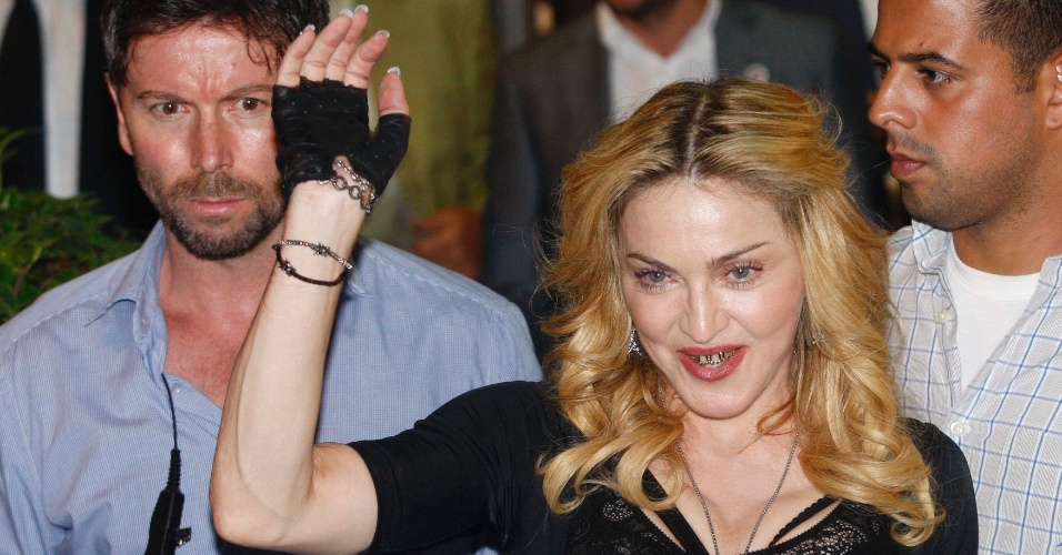 21.ago.2013 - Madonna exibe acessório dourado nos dentes em Roma, Itália