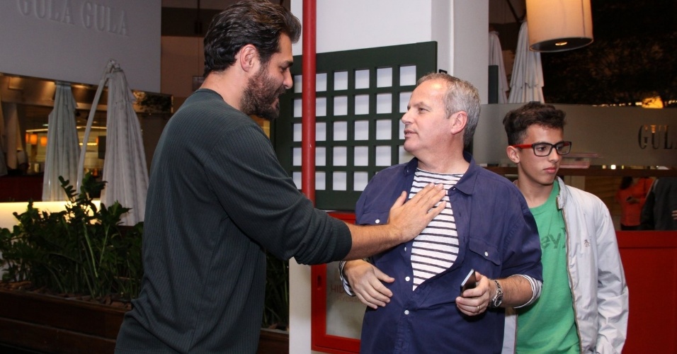 21.ago.2013 - Thiago Lacerda e Jayme Monjardim conversam antes da exibição especial de 